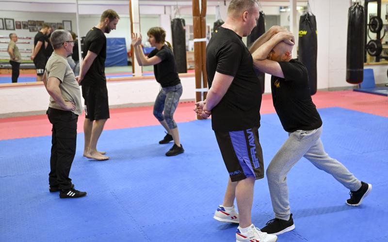 Krav Maga innehåller en mängd olika självförsvarstekniker. Här skyddar Klas Jonsson sig själv genom en blockering som kallas skölden. Med armbågarna knuffar han tillbaka förövaren Oscar Rehnberg med full kraft.