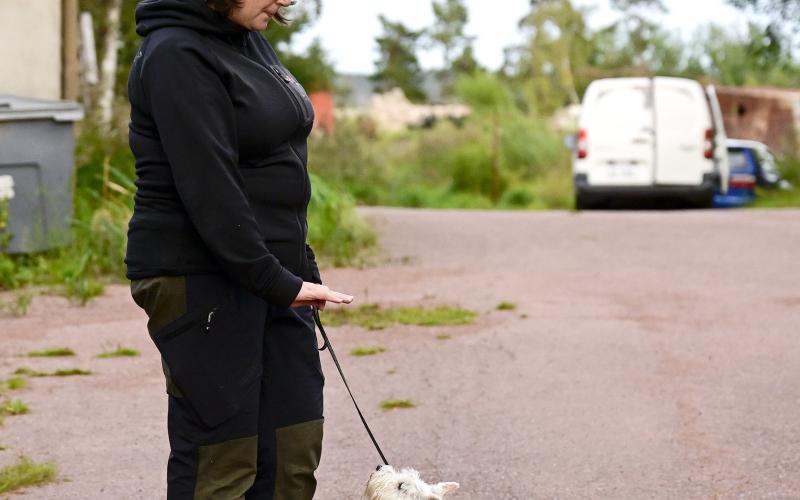 Elin Granholm med hunden Chelsea.