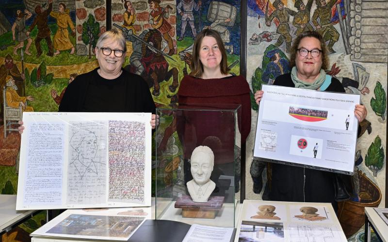 Barbro Eriksson, Ulrika Kjeldsen och Satu Kiljunen framför sina respektive konstskisser.Foto Robert Jansson