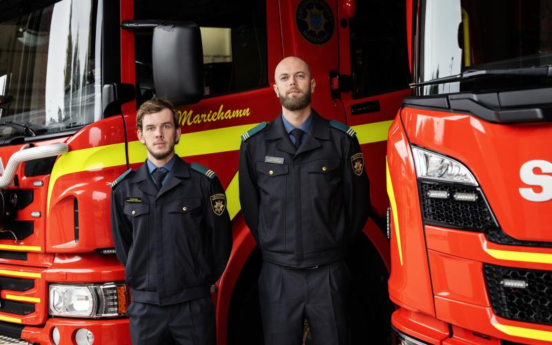 Ålänningarna Christoffer Andersson och Freddy Österberg studerar vid den svenskspråkiga räddningsmannautbildningen vid Räddningsinstitutet i Kuopio, som de tycker fungerar utmärkt på den annars helt finskspråkiga skolan.