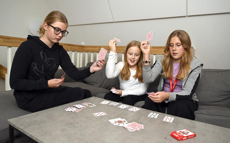 Vilma Eriksson, Jorid Eriksson och Silke Ekström kommer till ungdomsgården för att umgås.