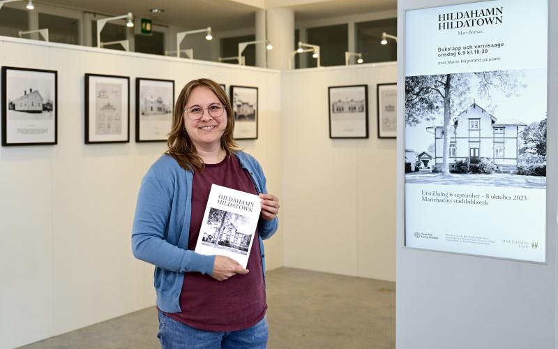 Dokumentärfotograf Mari Boman, i dag bosatt i Berlin, återupptäckte Hilda Hongells trähus när hon gjorde återbesök i Mariehamn. Nu har hon samlat sina bilder och intervjuer med husägare i boken ”Hildahamn / Hildatown”. 