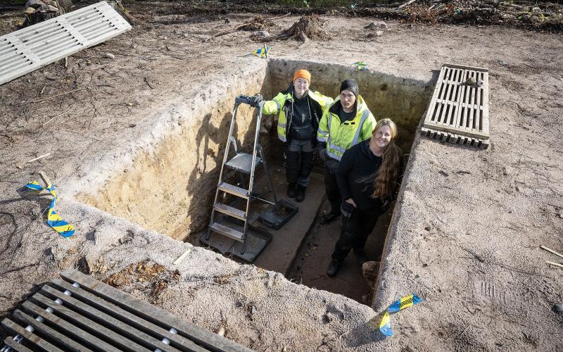 Arkeologerna Victoria Gottberg och Rudolf Gustavsson samt Jenni Lucenius som leder utgrävningsarbetena i ett av de djupaste schakten som man grävt i sandtaget.Foto Daniel Eriksson