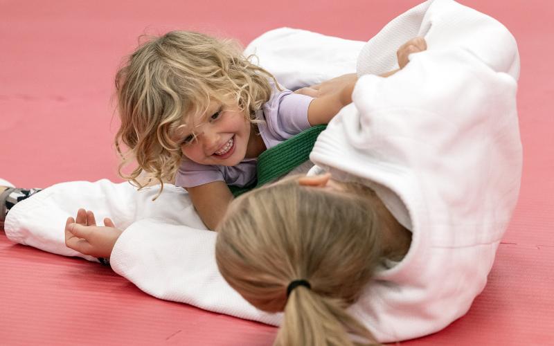 Kanske judo är något My Fynbo fastnar för och börjar träna i framtiden? Astrid Mattsson från Ålands judoklubb instruerar.