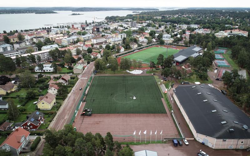 Idrottsparkens konstgräsplan, närmast på bilden, ska få en nya matta. Den gamla rullades ihop under onsdagen.