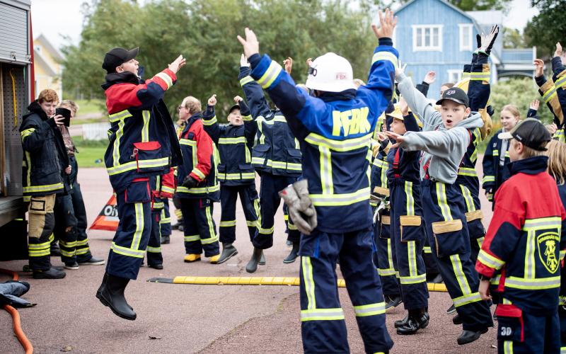 Förutom allvarliga övningar brukar det vara en hel del skoj på Ålands brand- och räddningsförbunds brandkårsläger för barn och ungdomar.