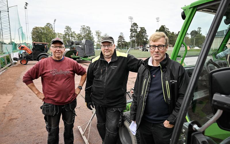  Bo-Erik Söderlund och Ronny Wahtera arbetar i Idrottsparken och deltar i arbetet med den nya konstgräsmattan. Till höger enhetschef Lennart Axelsson.