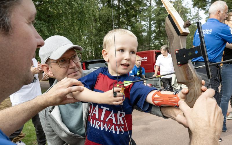 Arvid Sjöblom med pappa Dan Sjöblom valde att börja sin aktivitetsrunda med bågskytte. Längst till vänster syns Daniele Rolfi.