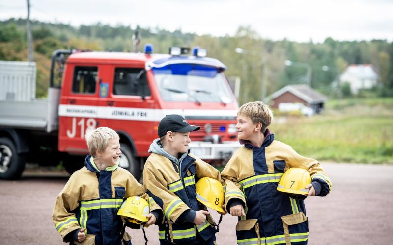 Josia Meyer, Kalle Ekström och Hugo Henriksson från Jomala FBK tycker att det bästa med brandkårslägret är allt samarbete och nya kompisar.