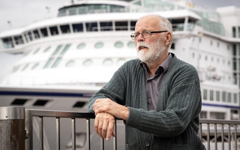 Författaren Leo Löthman arbetar med en bok om hur det är och har varit att arbeta som HBTQ-person till sjöss. Han söker kontakt med människor som vill dela med sig av sina erfarenheter. 