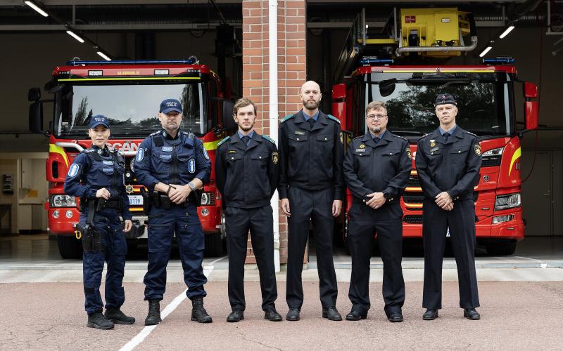 Under lördagens Blåljusdag på Räddningsverket diskuterade Johanna Guesson, Christian Romberg från polisyrkeshögskolan, de åländska brandmannastuderande Christoffer Andersson och Freddy Österberg samt Ronnie Emet och Jari Routsalainen från Räddningsinstitutet, behovet av att få fler att utbilda sig till poliser och brandmän. 