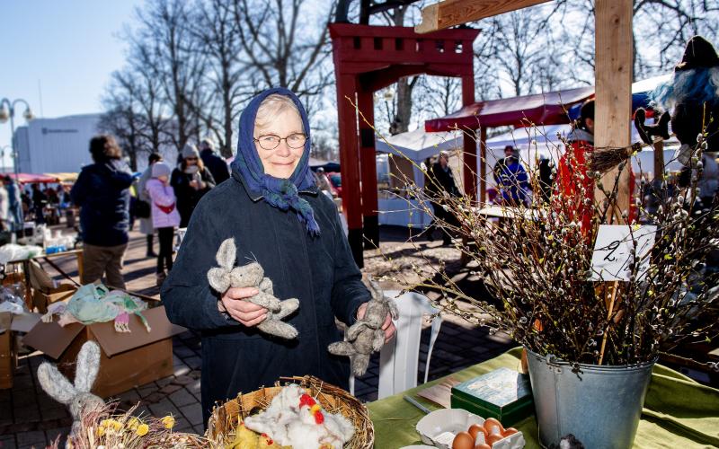 Isabel Kvarnfors med sina tovade kaniner.@Fakta_text