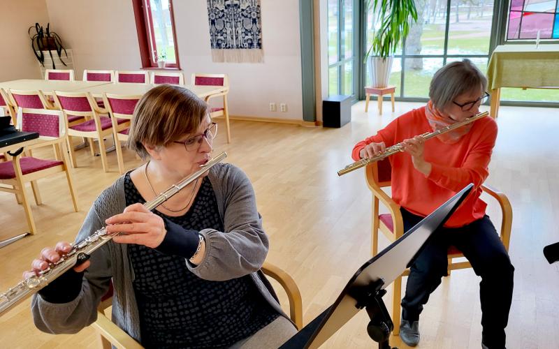 Irene Liljegren och Eva-Helena Hansen har spelat tvärflöjt sedan länge.@Normal_indrag:<@Fotograf>Nina Eriksson