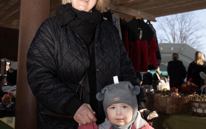 Katja Tiainen och barnbarnet Venla Tiainen Jansson.