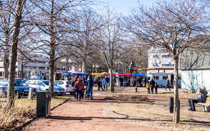 Lördagens påskmarknad hade rejäl draghjälp av det härliga vädret.