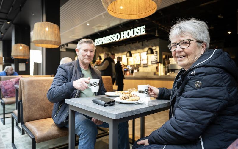 Willy Lindström och Benita Lindstöm såg fram emot att prova kaffet och fikabrödet. De planerar att gå hit igen när de blir kaffesugna. 