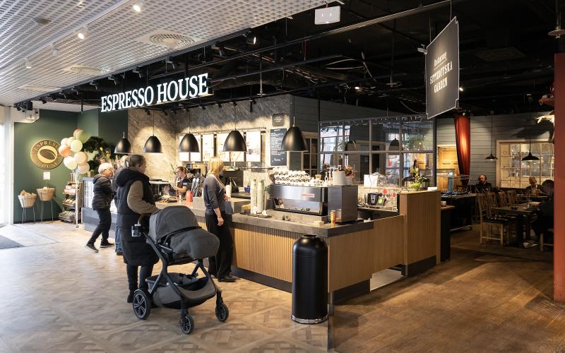 Här har Espresso house öppnat upp mitt i stadspulsen. 