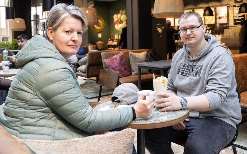 Ieva Aleksejeva ville spendera nöjestid med sin son på kaféet och såg fram emot de stora kopparna kaffe. Sonen Kristaps Aleksejevs har varit till andra Espresso house och blev intresserad när han hörde att det skulle öppna i Mariehamn.