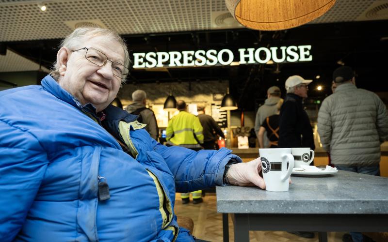 Matts Nordlund brukar dricka sitt kaffe på Maxinge, men tänker från och med nu börja dricka det på Espresso house istället.