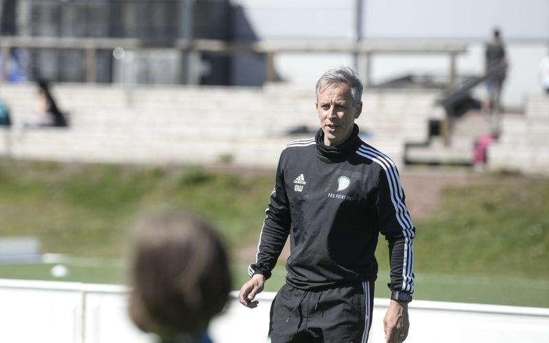 Gary Williams säger att girls play day handlar om att utveckla fotbollsspelare, men även föra samman åländska fotbollstjejer för att utveckla damfotbollen på Åland.