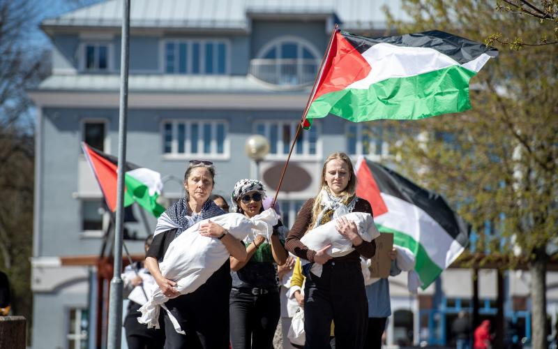 Grete Sneltvedt (till vänster) och Fanny-Klaara Rundberg (till höger) har anordnat flera demonstrationer mot kriget i Gaza det senaste året. På Hiroshimadagen kommer de läsa upp delar av Gazamonologerna. Hulya Tokur Ehres