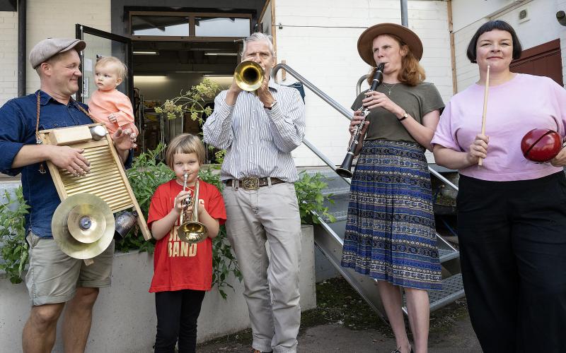 Från vänster: Daniel Johansson, Aili Enros, Ilse Enros, Norbert Susemihl, Marie Nordenstorm och Sofia Enros ska spela jazzmusik utanför stadsbiblioteket.