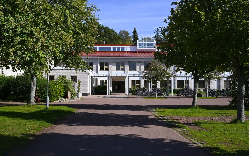 Just nu är det trångt i Strandnäs skolas södra del, det som de flesta känner som högstadiebyggnaderna. Här går i dag årskurserna 6-9. Byggnaden står dessutom inför ett invändigt renoveringsbehov. 