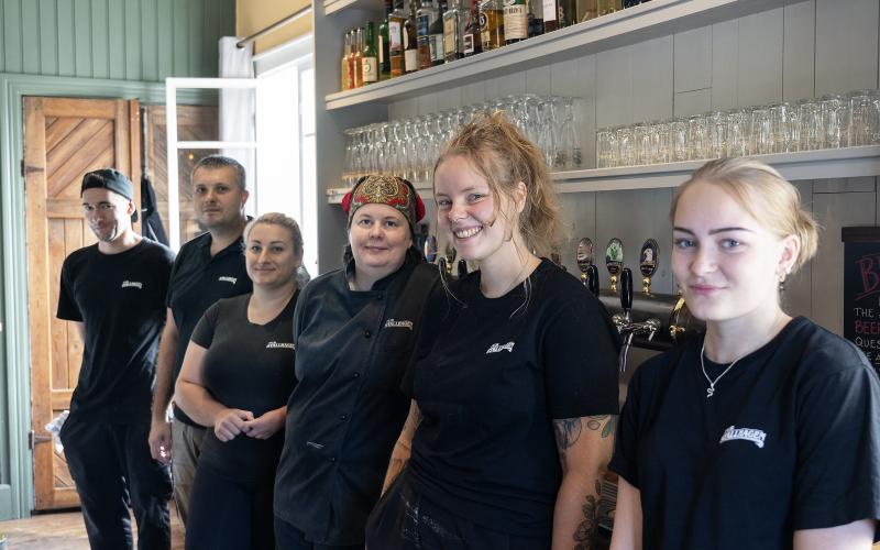 Dennis Ahonen, Philip Skakon, Oksana Skakon, Linda Båskman, Nadja Nordberg och Tilde Fagerström är gänget som får restaurangen på Stallhagen att gå runt.