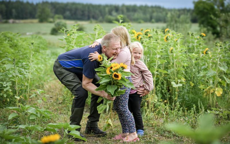 Morfar Göran Söderlund får en kram av Signe och Astrid Danielsson.@Normal_indrag:<@Fotograf>Hülya Tokur-Ehres