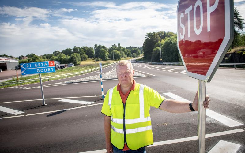 Vägmästare Robert Karlsson förklarar förändringarna i trafikreglerna och den sänkta hastighetsgränsen kring Godbykorsningen i Finström.<@Fotograf>Hülya Tokur-Ehres