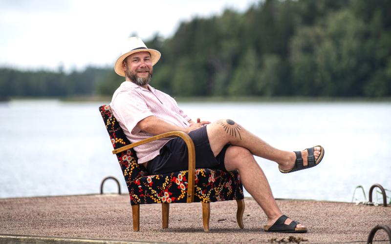 Efter långa hektiska dagar i Stockholm tycker Ricard Hedenström det är skönt att komma till stugan i Bovik och andas in det åländska lugnet.