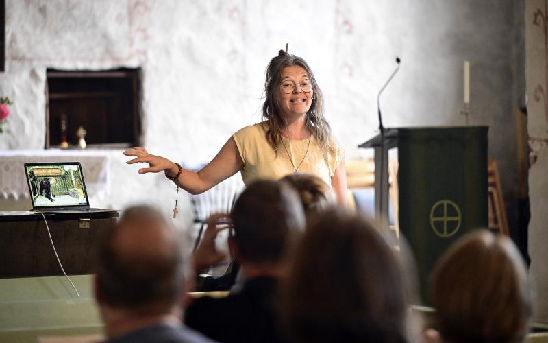 Laura Hellsten håller i den liturgiska verkstaden i Finströms kyrka.@Normal_indrag:<@Fotograf>Robert Jansson