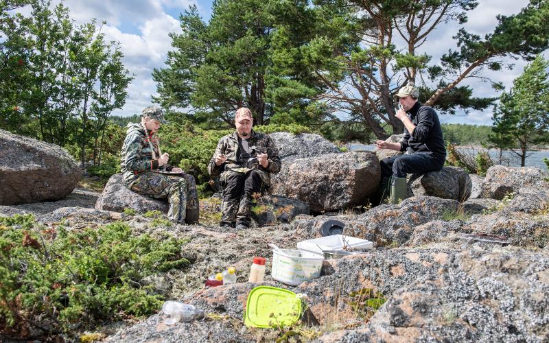 Leona Hampf, Hjalmar Hampf och Tomas Randström tar en lunchpaus i solskenet.