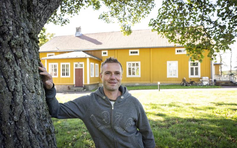 Här, i bostadhuset på Haga kungsgård, bor Kristoffer Lundberg tillsammans med sambon Josefine, liksom sonen Kasper varannan vecka.