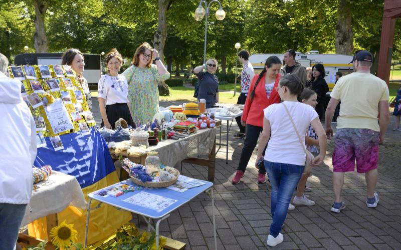 Konsthantverk, piroger och uzvar, Ukrainas nationaldryck, finns till salu under marknaden.