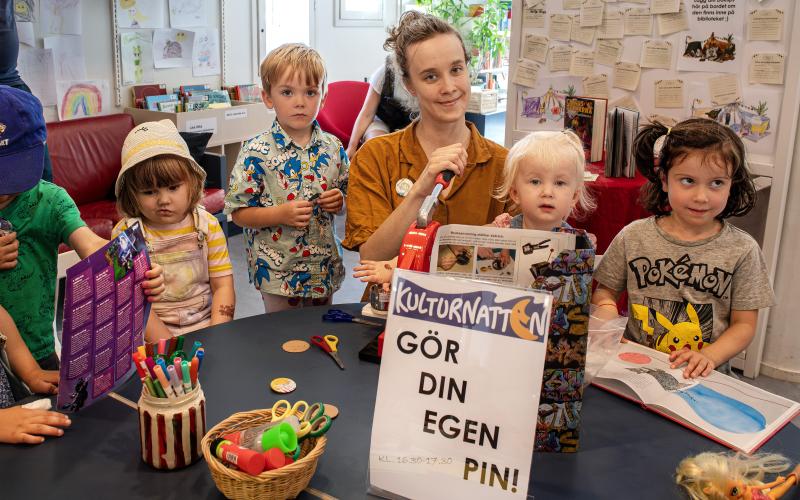 Teodora, Frans, Matilda Nordberg, Hilma och Juni vid pinsmaskinen i Mariehamns stadsbiblioteks pysselhörna under Kulturnatten. <@Fotograf>Amir Karbalaei