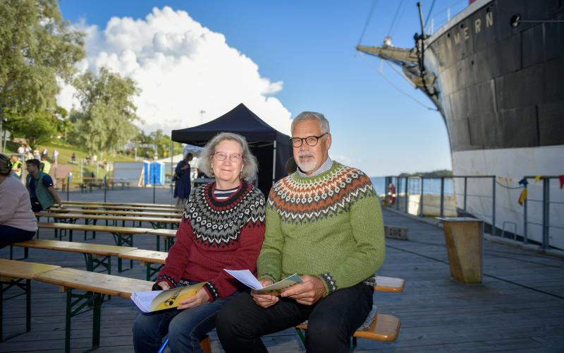 Birgitta och Guy Björkqvist har bänkat sig inför kvällens allsång, där deras son Philip Björkqvist är en av kvällens artister. ”Vi tycker också om att sjunga”, säger Birgitta Björkqvist.