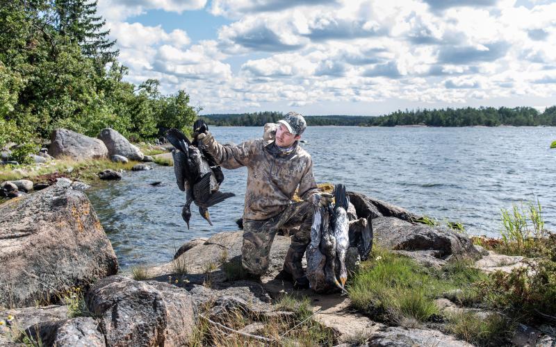 André Geelnard visar upp sin och Mikael Hassels fångst för dagen.