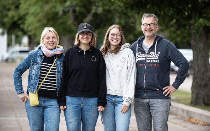 Sommarålänningarna Anke, Lisa, Maya och Christian Schwabe. <@Fotograf>Amir Karbalaei@Normal_indrag: