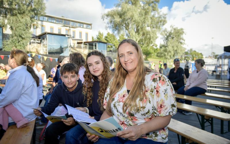 Benjamin, Sara och Evelyn Ziari bor i Dubai, men är på Ålandsbesök. ”Min mamma och pappa bor här”, säger Evelyn Ziari. Hon gillar att sjunga, men säger att hon gör det ”hellre än bra”.