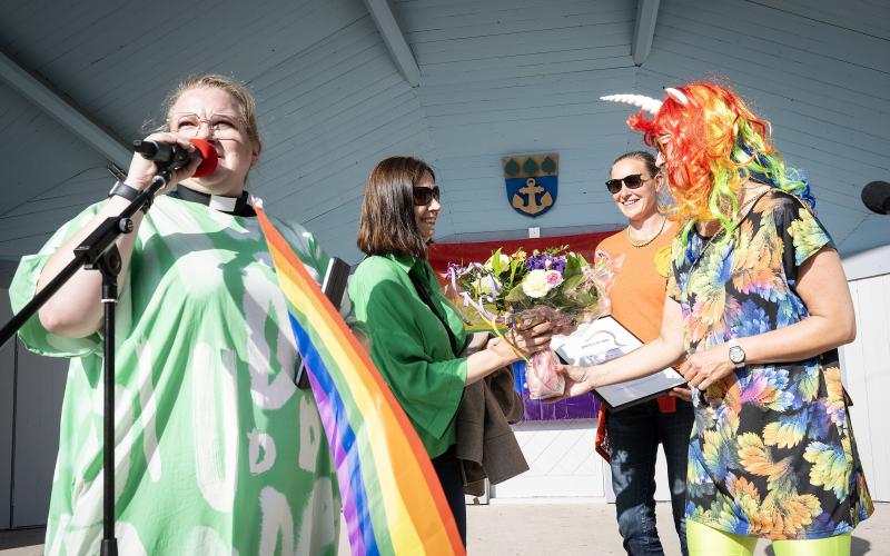 Ålands ombudsmannamyndighet tilldelades utnämningen Årets fyr för sitt arbete för alla människors lika behandling. I förgrunden Regnbågsfyrens ordförande Mari Puska. <@Fotograf>Daniel Eriksson