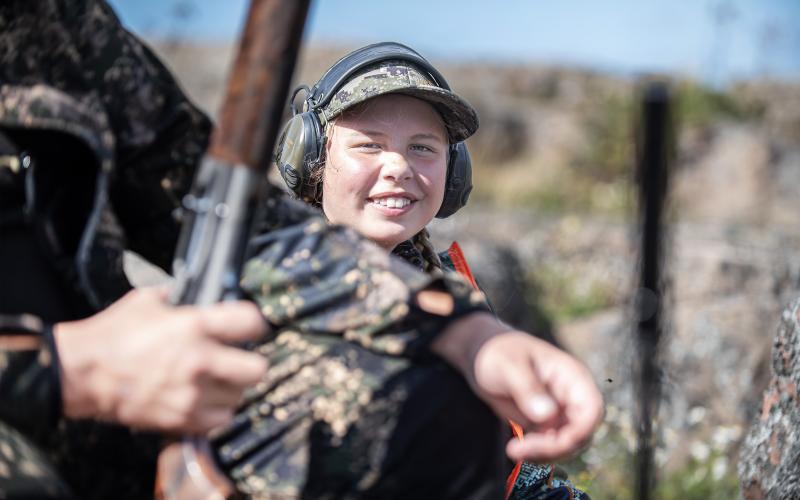 Leona Hampf är 13 år och tycker om att följa med sin farbror Hjalmar på jakt.