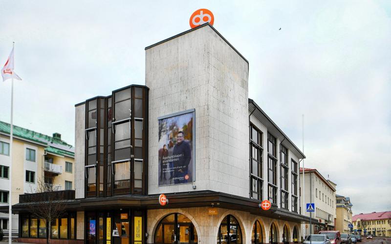 Andelsbanken redovisar ett rekordstarkt första halvår och meddelar samtidigt att man tar bort avgifterna för dagliga tjänster mellan oktober och mars.