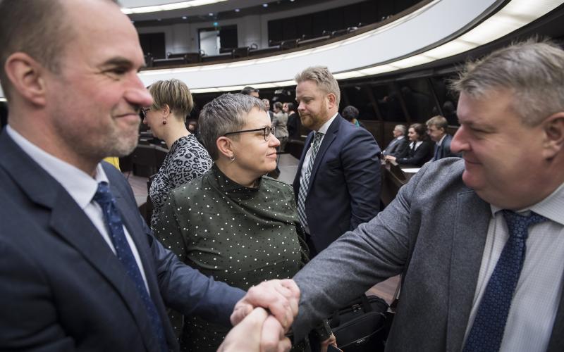 Ministrarna i landskapsregeringen var påtagligt lättade efter att lagtinget förkastat oppositionens misstroendeyrkande. I mitten kansliminister Nina Fellman, framför henne skakar utbildningsminister Tony Asumaa och finansminister Mats Perämaa hand.@Foto:Daniel Eriksson