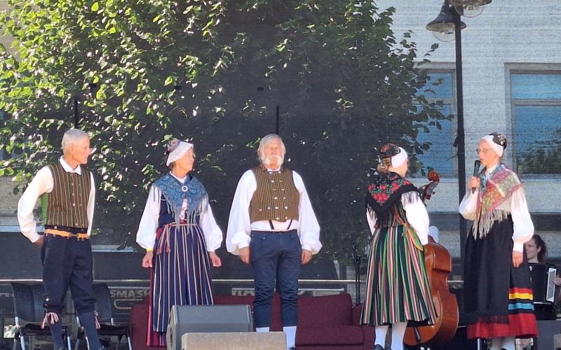 Presentation av åländska folkdräkter på torget inne i Arendal: Från vänster Per-Erik Lindholm (Sund), Ann Carlsson (Finström), Anders Ponthin (Kökar) och Henrika Törnroos (Saltvik - en av Finlands äldsta folkdräkter).<@Fotograf>Sofi Lindholm