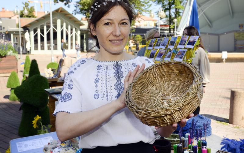 Olga Serdiuk gör bland annat korgar av tidningspapper.