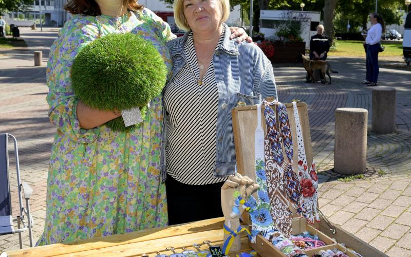 Ievgeniia Fomina och Ludmila Fomina tillverkar trädgårdsdekorationer och pärlsmycken.