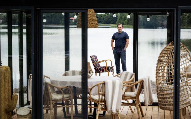 Peter brukar säga att han bor i Stockholm men lever på Åland. 