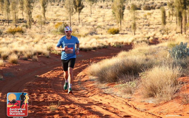 Majoriteten av loppet sprang Pontus Sjöblom ensam på sandvägarna i den australiska öknen. <@Fotograf>Marathon Photos