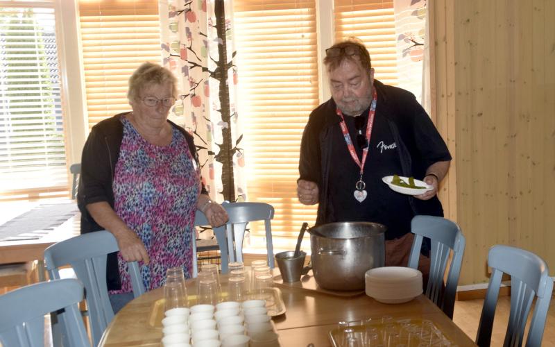 Ros-Marie Rosén och Staffan Malmström serverar ärter och smält smör till deltagarna.<@Fotograf>Nina Eriksson